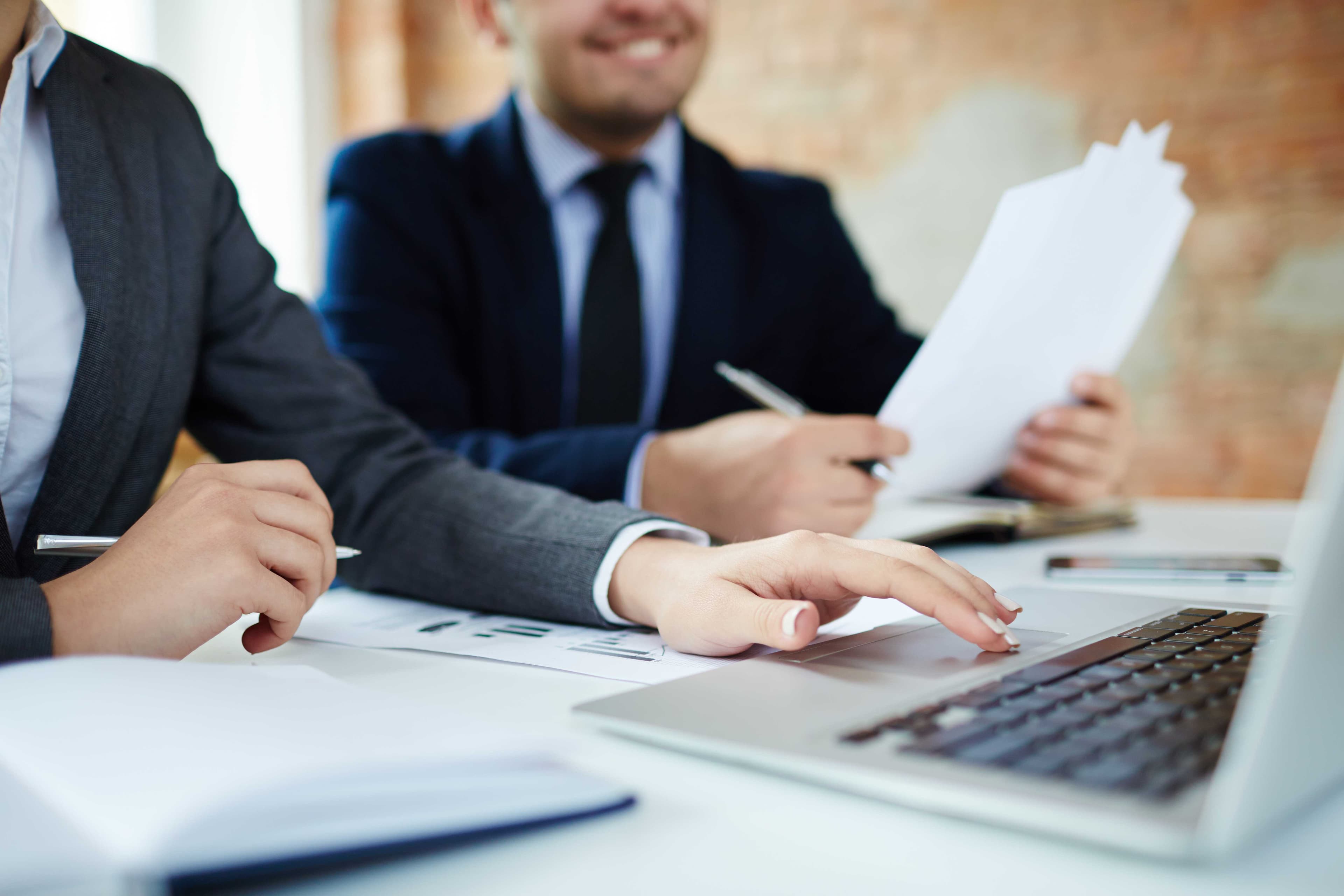 Abogado y cliente analizando documentación legal detallada en oficina